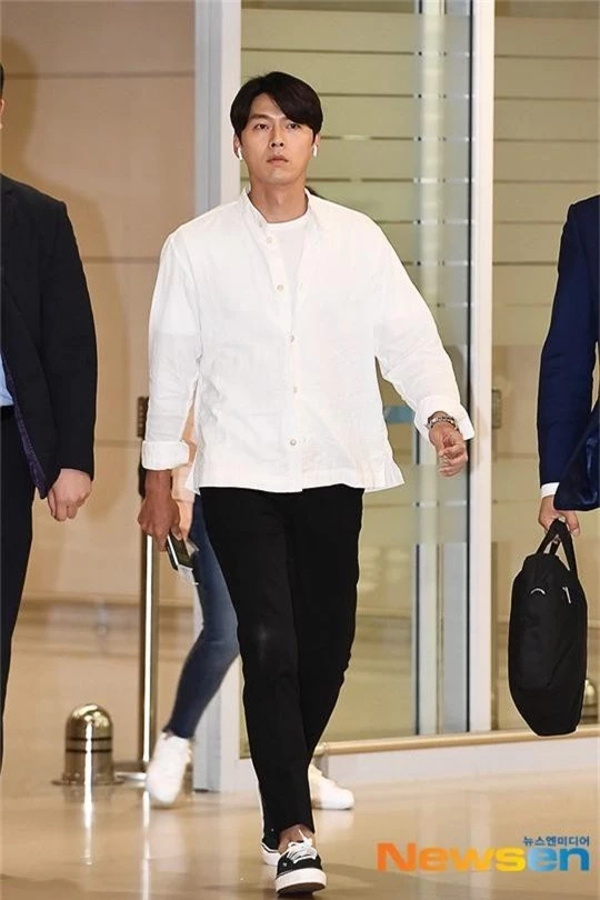 Hyun Bin mặc đồ giản dị ra sân bay mà tựa tổng tài và chiếc mũi thì sắc như muốn đòi mạng chị em - Ảnh 1.