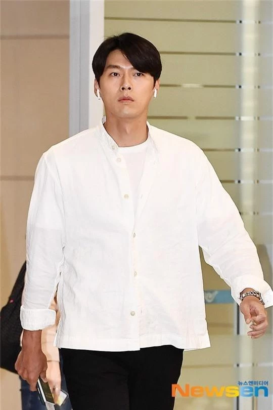 Hyun Bin mặc đồ giản dị ra sân bay mà tựa tổng tài và chiếc mũi thì sắc như muốn đòi mạng chị em - Ảnh 2.