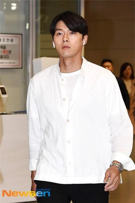 Hyun Bin mặc đồ giản dị ra sân bay mà tựa tổng tài và chiếc mũi thì sắc như muốn đòi mạng chị em - Ảnh 3.