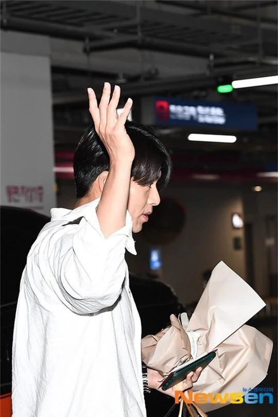 Hyun Bin mặc đồ giản dị ra sân bay mà tựa tổng tài và chiếc mũi thì sắc như muốn đòi mạng chị em - Ảnh 4.