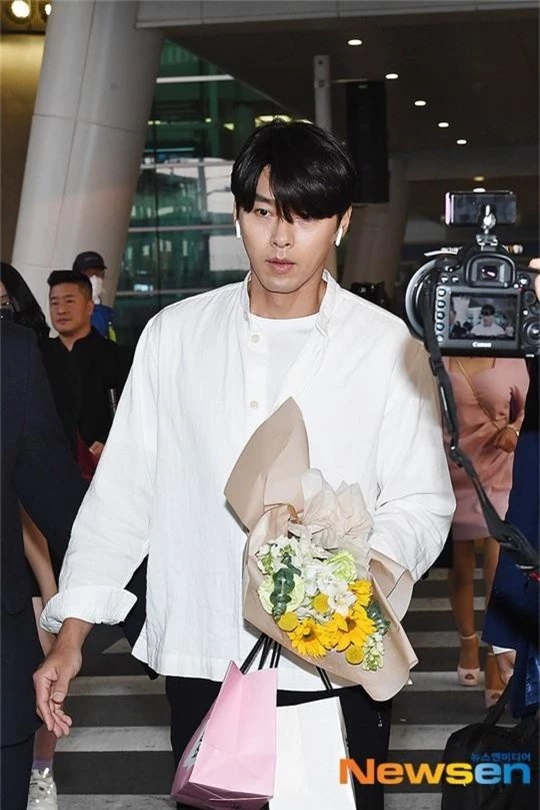 Hyun Bin mặc đồ giản dị ra sân bay mà tựa tổng tài và chiếc mũi thì sắc như muốn đòi mạng chị em - Ảnh 5.
