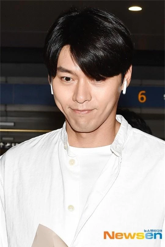Hyun Bin mặc đồ giản dị ra sân bay mà tựa tổng tài và chiếc mũi thì sắc như muốn đòi mạng chị em - Ảnh 6.
