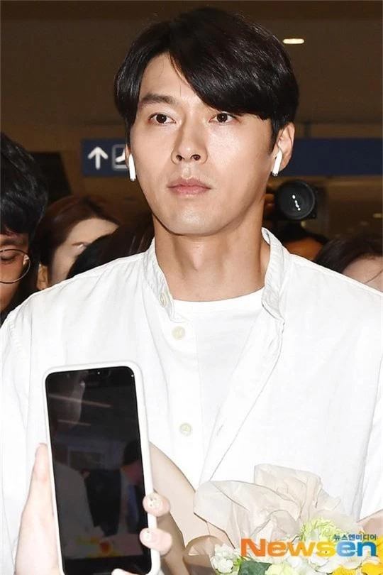Hyun Bin mặc đồ giản dị ra sân bay mà tựa tổng tài và chiếc mũi thì sắc như muốn đòi mạng chị em - Ảnh 7.