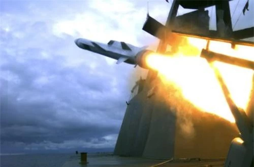 Tên lửa NSM khởi động động cơ khởi tốc.