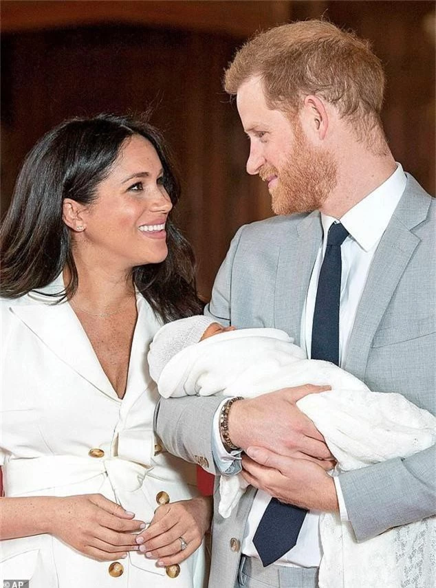 Meghan bất ngờ công bố bức ảnh mới về em bé Archie nhưng người hâm mộ chỉ chú ý đến chi tiết đầy xúc động này - Ảnh 2.