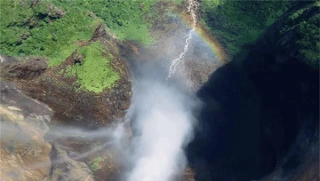Ngọn thác cao nhất thế giới, nước chưa chạm đáy đã bốc hơi - 1