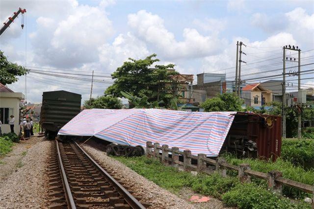 Nam Định: Thông tuyến đường sắt Bắc Nam sau gần 8 tiếng tê liệt vì lật tàu