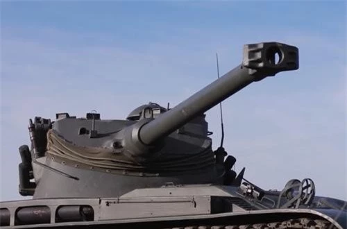 Điểm khác biệt và cũng là ưu điểm nổi bật có “1-0-2” thời bấy giờ là tháp pháo của AMX-13 trông khác hẳn với tháp hình cầu của T-54/55 hay M48 Patton. 