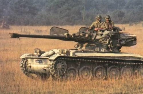 Theo thông số được nhà sản xuất cung cấp, AMX-13 nặng 14,5 tấn (chiến đấu), chiều dài gồm cả pháo 6,36m, rộng 2,51m, cao 2,35m, bọc giáp dày 10-40mm. Vì là xe tăng hạng nhẹ, ưu tiên cho tính cơ động nên giáp bảo vệ của AMX-13 nhìn chung thời bấy giờ không thể dày hơn.