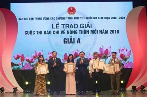 Phó Thủ tướng Vương Đình Huệ và Bộ trưởng Bộ NN&PTNT Nguyễn Xuân Cường trao giải A cuộc thi báo chí về Nông thôn mới năm 2018