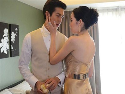 Chồng tự tay quay cảnh nóng của mình với cô thư ký cực quyến rũ nhưng kết quả cuối mới thật bất ngờ