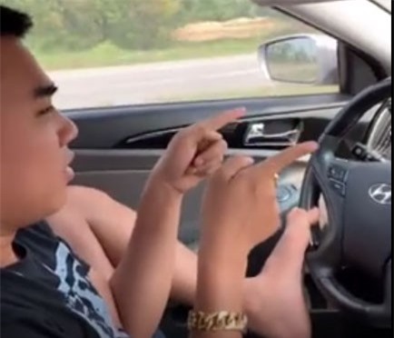 CLIP: Kinh hoàng thanh niên lái xe ô tô bằng chân, còn quay video để... đăng lên mạng xã hội