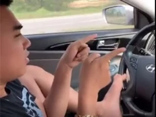 CLIP: Kinh hoàng thanh niên lái xe ô tô bằng chân, còn quay video để... đăng lên mạng xã hội