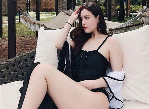 Không nhận ra em gái Mai Phương Thúy trong loạt ảnh táo bạo này!