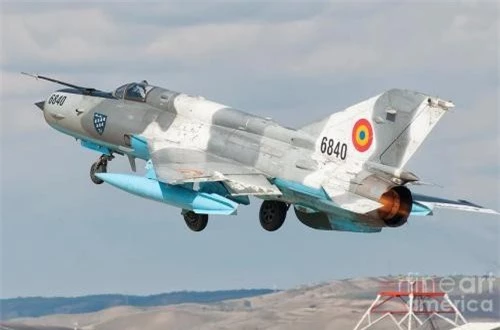 Về hỏa lực của MiG-21 LanceR C, tải trọng vũ khí là không thể thay đổi mà chỉ cho phép mang thêm tên lửa đối không tiên tiến hơn. Máy bay vẫn gồm 5 giá treo (4 trên cánh và 1 dưới thân) cho phép mang tối đa 4 đạn tên lửa (tùy vào loại đạn). Máy bay vẫn sử dụng một khẩu pháo cao tốc 23mm gắn trong thân.