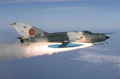 MiG-21 LanceR C có khả năng mang tên lửa không đối không tầm nhiệt hiện đại R-73 (tầm bắn 20km) hoặc tên lửa Python 3 do Israel chế tạo, tầm bắn 15km. 