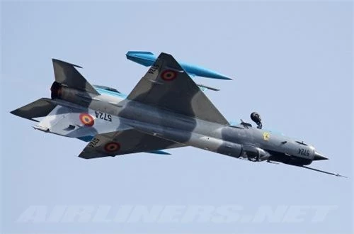 Về động cơ, MiG-21 LanceR C vẫn giữ động cơ tuốc bin phản lực R-25-300 cho tốc độ tối đa hơn 2.100km/h, bán kính chiến đấu khoảng 500km, trần bay hơn 17.000m, tốc độ leo cao 220m/s. Nhìn chung tính năng bay vẫn ngang bằng F-16. 