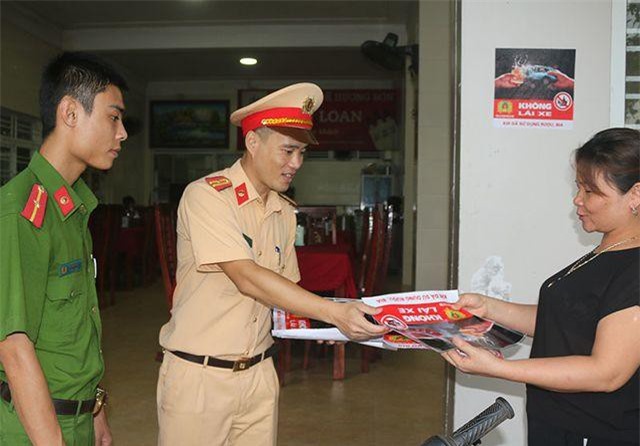Hà Tĩnh: Đến tận quán nhậu tuyên truyền “đã uống rượu bia không lái xe”