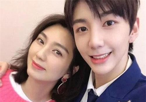 Con trai Hồng Hân động viên mẹ sau scandal bố dượng ngoại tình