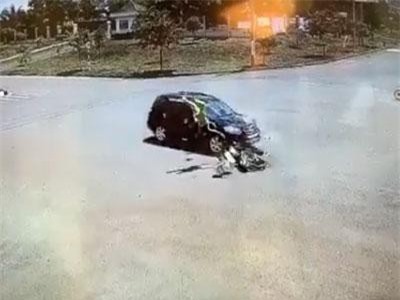 Không giảm tốc độ khi qua ngã tư, ôtô hất văng người đi xe máy