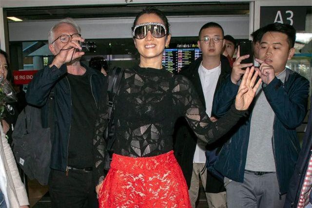 Củng Lợi sành điệu và cuốn hút khi tới Pháp dự LHP Cannes