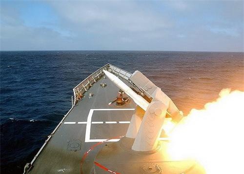 Mỹ dùng tên lửa phòng không bắn cháy tàu chiến Iran định phong tỏa eo biển Hormuz