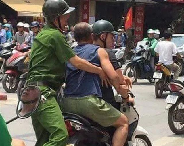 Hà Nội: Người đàn ông đập chai bia làm "vũ khí" đâm công an