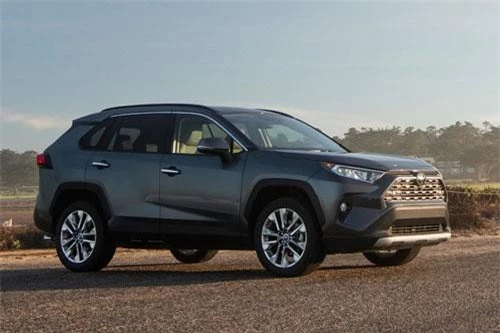 4. Toyota RAV4 (doanh số: 34.139 chiếc).