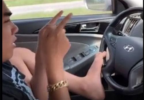 CLIP HOT (14/5): Nam thanh niên lái xe ô tô bằng chân, Mỹ điều động máy bay B-52 tới Qatar