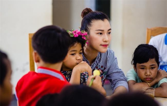 Á hậu Hoàng Oanh bất ngờ tiết lộ có 10 người con nuôi tại Huế