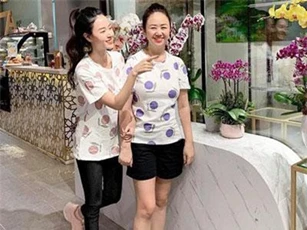 Hot girl Midu khoe ảnh của mẹ, dù U50 vẫn trẻ trung chẳng khác nào hai chị em