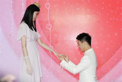 Màn cầu hôn siêu hot: 'Thiên thần' Victoria's Secret được thiếu gia giàu có vừa điển trai lại học giỏi, quỳ gối cầu hôn như phim ngôn tình