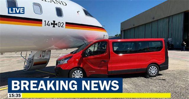 Chuyên cơ của Thủ tướng Đức Merkel va chạm với xe ô tô tại sân bay