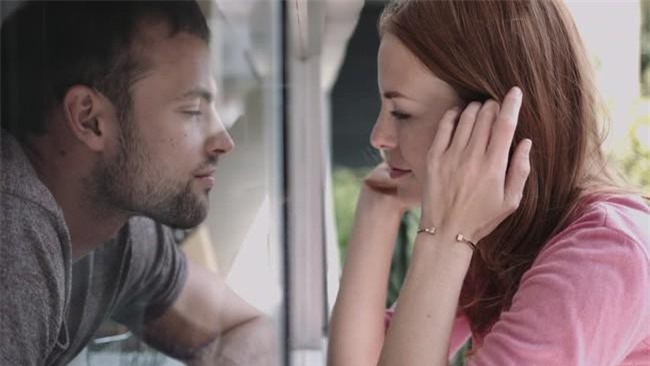 Ngay lễ đính hôn, mẹ người yêu đùng đùng hủy đám cưới rồi kéo cả nhà bỏ về khi biết nghề nghiệp thật của tôi