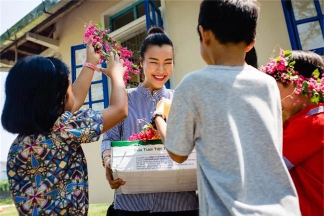 Á hậu Hoàng Oanh bất ngờ tiết lộ có 10 người con nuôi tại Huế - Ảnh 1.