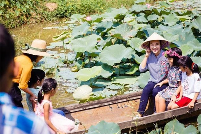 Á hậu Hoàng Oanh bất ngờ tiết lộ có 10 người con nuôi tại Huế - Ảnh 10.