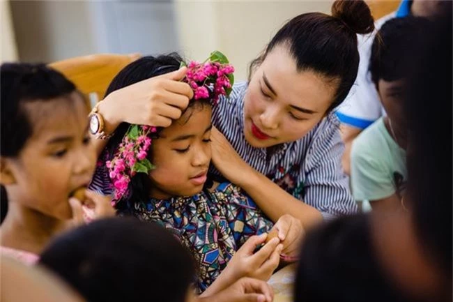 Á hậu Hoàng Oanh bất ngờ tiết lộ có 10 người con nuôi tại Huế - Ảnh 2.