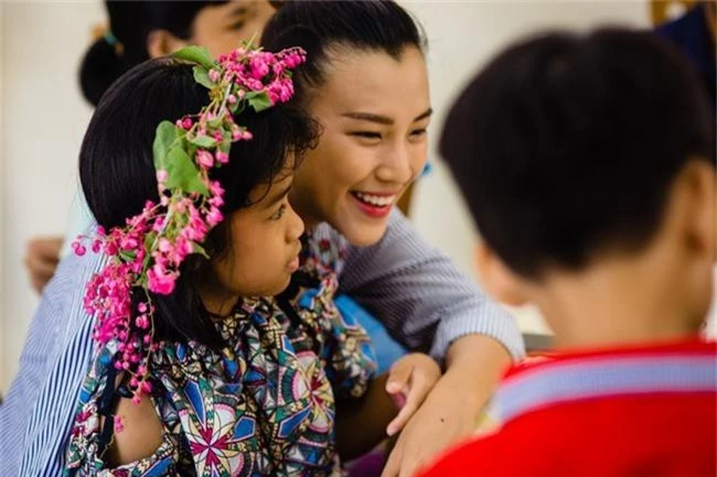 Á hậu Hoàng Oanh bất ngờ tiết lộ có 10 người con nuôi tại Huế - Ảnh 6.