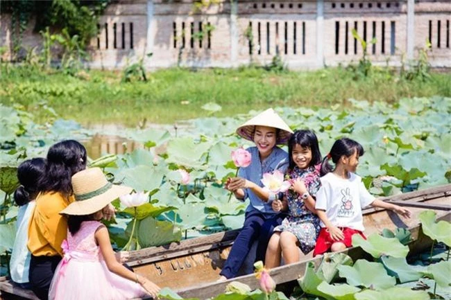 Á hậu Hoàng Oanh bất ngờ tiết lộ có 10 người con nuôi tại Huế - Ảnh 9.