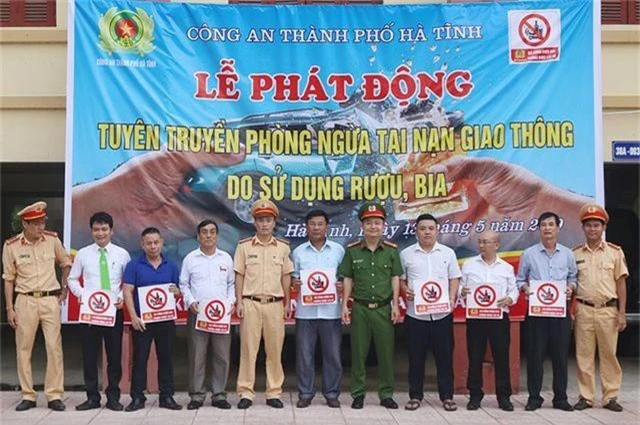 Đến tận quán nhậu tuyên truyền “đã uống rượu bia không lái xe” - 1