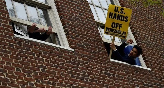 Mỹ đột kích Đại sứ quán Venezuela tại Washington - 2