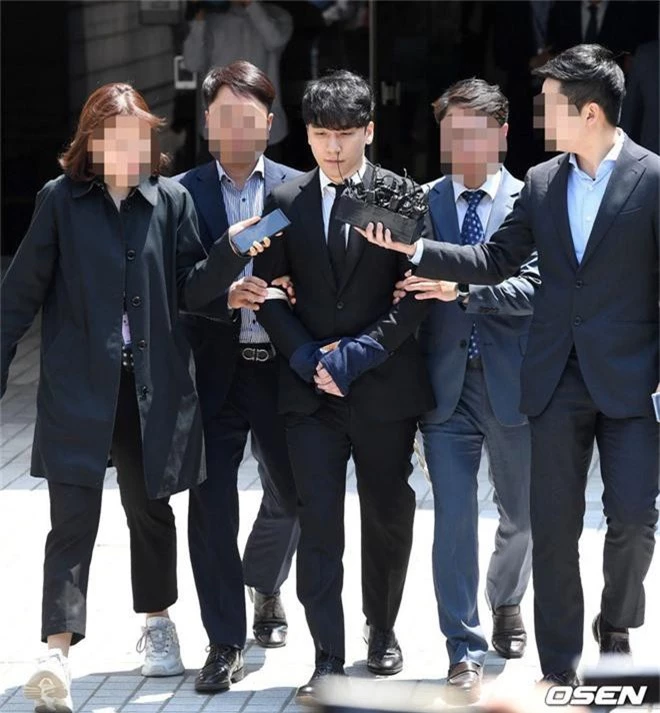 NÓNG: Seungri bị chính thức bị còng tay và trói chặt bằng dây thừng, chồng nữ diễn viên Park Han Byul lộ mặt - Ảnh 2.