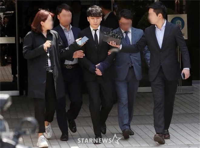 NÓNG: Seungri bị chính thức bị còng tay và trói chặt bằng dây thừng, chồng nữ diễn viên Park Han Byul lộ mặt - Ảnh 3.