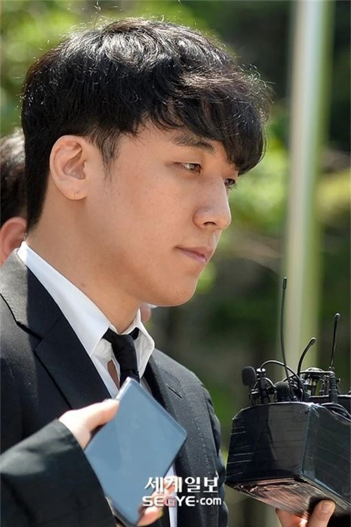 NÓNG: Seungri bị chính thức bị còng tay và trói chặt bằng dây thừng, chồng nữ diễn viên Park Han Byul lộ mặt - Ảnh 5.