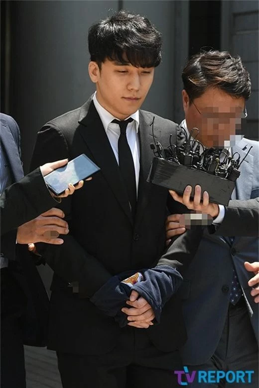 NÓNG: Seungri bị chính thức bị còng tay và trói chặt bằng dây thừng, chồng nữ diễn viên Park Han Byul lộ mặt - Ảnh 7.