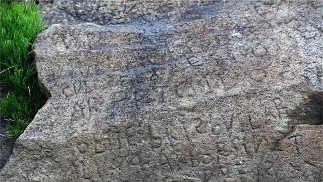 Ngôi làng chi mạnh 2000 Euro để giải mã ký tự lạ trên phiến đá 230 năm tuổi - 1