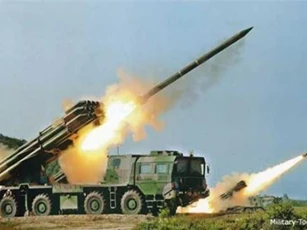 Cận cảnh pháo phản lực mạnh nhất Trung Quốc, bắn xa 150km