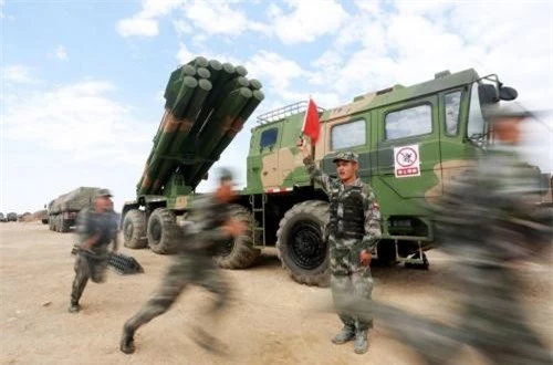  Mặc dù dùng khung gầm khác nhau nhưng bệ phóng của PHL-03 so với BM-30 Smerch giống nhau như 