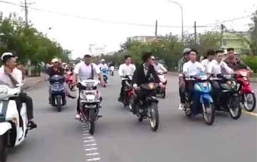 Bạc Liêu: Xác minh nhóm thanh niên đầu trần "bốc đầu" xe máy trên đường