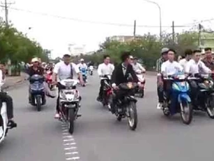 Bạc Liêu: Xác minh nhóm thanh niên đầu trần "bốc đầu" xe máy trên đường